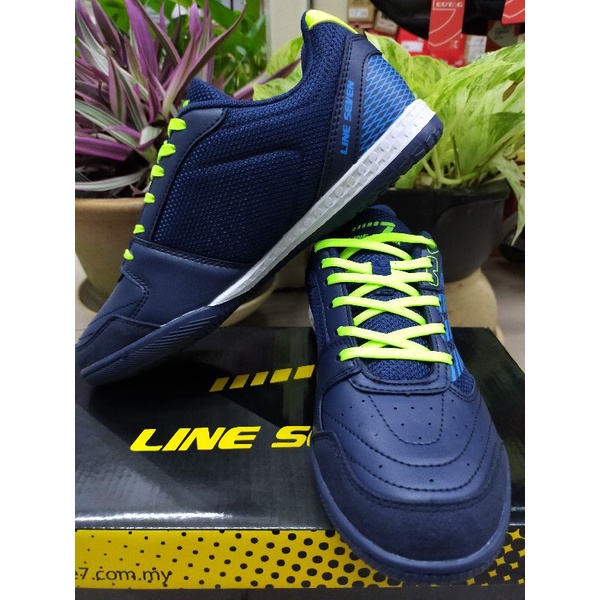 line seven futsal shoes