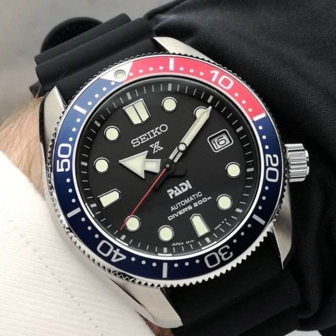 Seiko PADI Automatic Divers Date Display Water Resist 200m Black Red Frame Black Rubber Strap Watch