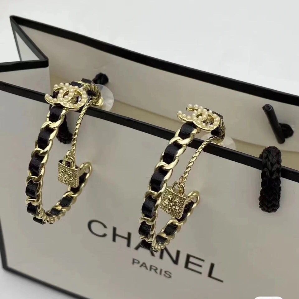 Chanel [Matching Version] Retro Debutante Style Leather Perforating
