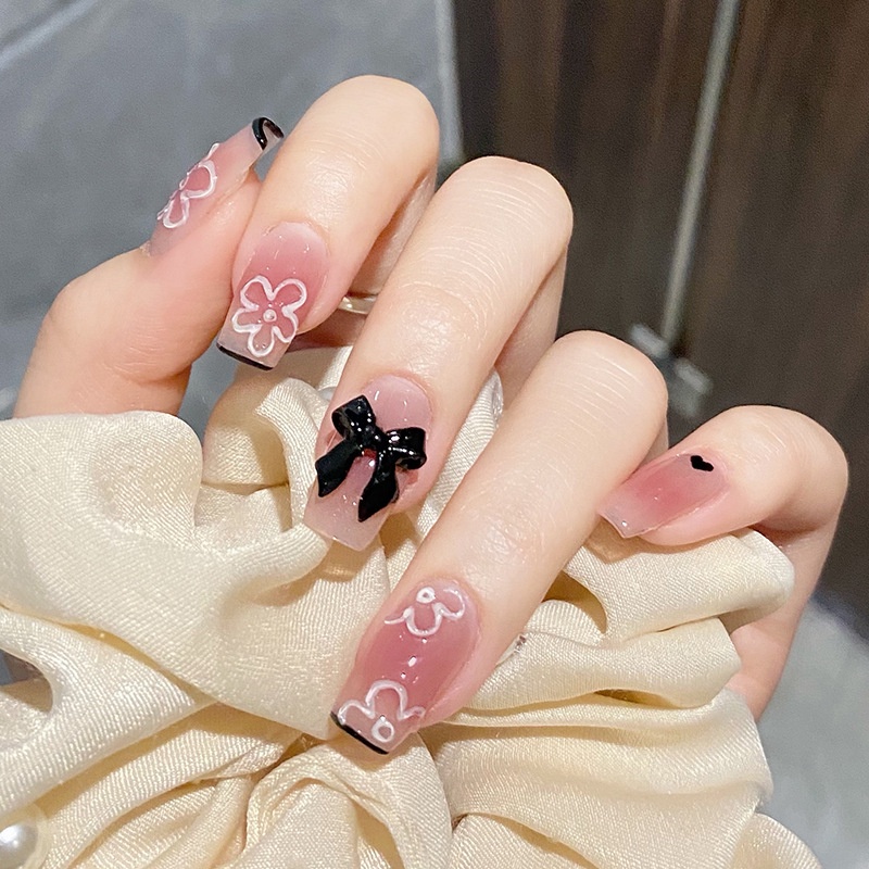 Với những kiểu vẽ hoa nail đẹp, những đường nét sắc sảo, màu sắc tươi sáng và sống động, bạn sẽ được lấn sân vào thế giới đầy màu sắc và tài năng của người khéo tay. Hãy cùng ngắm nhìn và tìm hiểu những kiểu vẽ hoa nail đẹp này, và bạn sẽ không khỏi bị nghẹt thở bởi sự tuyệt vời của chúng!