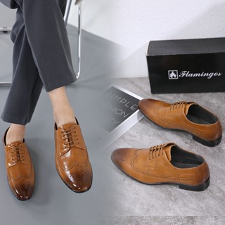 The groom's wedding leather shoes, formal shoes, fashionable men's leather shoes