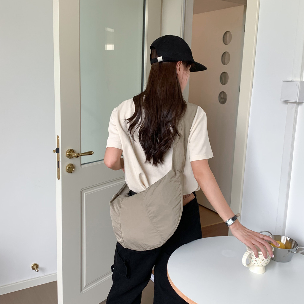 Japanese Style ins Cloud Pleated Shoulder Strap Drawstring Dumpling Diagonal Bag Literary Casual Niche Design Crescent Month Shoulder Bag - Image 2