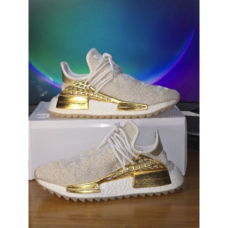 Gold and white human race online